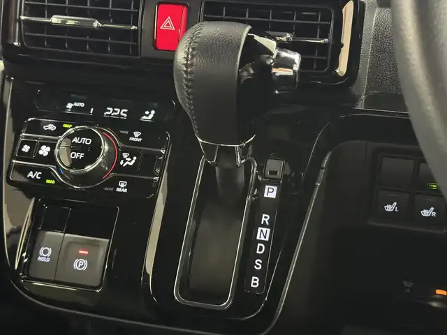 ダイハツ タント カスタム RS 三重県 2022(令4)年 5.2万km ブラックマイカメタリック ガソリン・ターボ/FF/インパネCVT/純正 9インチナビ NMZN-Y72DS/（FM/AM/CD/DVD/Bluetooth/HDMI/iPod/USB/SD/MEMORY MUSIC/TV）/バックカメラ/両側パワースライドドア/ドライブレコーダー 前後/ETC/スマートアシスト3/・衝突回避支援ブレーキ機能（対車両・対歩行者）/・衝突警報機能（対車両・対歩行者）/・ブレーキ制御付誤発進抑制機能（前方・後方）/・レーダークルコン/・レーンキープコントロール（LKC）/・車線逸脱抑制制御機能/・車線逸脱警報機能/・コーナーセンサー（フロント2個／リヤ2個）/・標識認識機能（進入禁止）/装備/・ハーフレザーシート/・シートヒーター（D/N）/・オートエアコン/・オートライト/・オートハイビーム/・LED ヘッドランプ＋サイドビューランプ＋フロントフォグランプ/・運転席ロングスライド機能/・ステアリングスイッチ/・充電用USBジャック（タイプA・運転席側）/・プッシュスタート/・純正15inAW/・スマートキーx2/・保/取/ナビ取/など