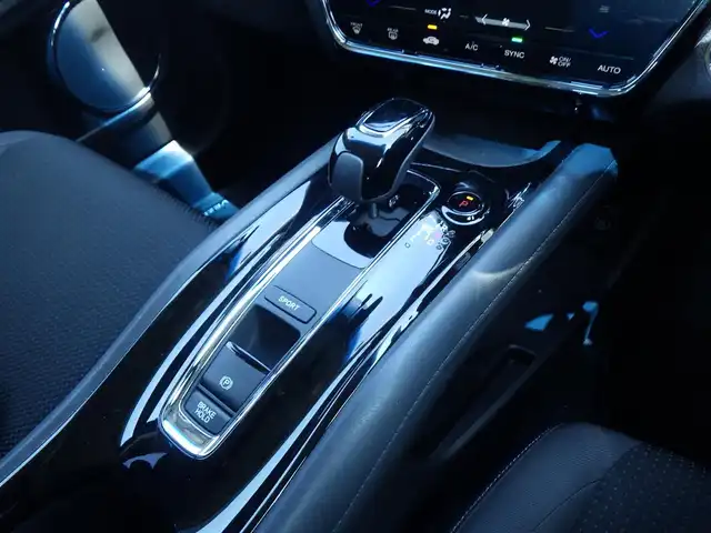 ホンダ ヴェゼル ハイブリッド X ホンダセンシング 千葉県 2020(令2)年 2.6万km ミッドナイトブルービームM ホンダセンシング/・衝突軽減ブレーキ（CMBS）/・車線維持支援システム（LKAS）/・アダプティブクルーズコントロール（ACC）/・後方誤発進抑制機能/・誤発進抑制機能/純正SDナビ/地デジTV/【DVD/CD再生機能　Bluetooth接続】/バックカメラ/ドライブレコーダー（前後撮影）/革巻きステアリング/ステアリングスイッチ/パドルシフト/ETC/LEDヘッドライト/フォグライト/ウインカーミラー/純正16インチアルミホイル/サイド/カーテンエアバッグ/Honda スマートキー