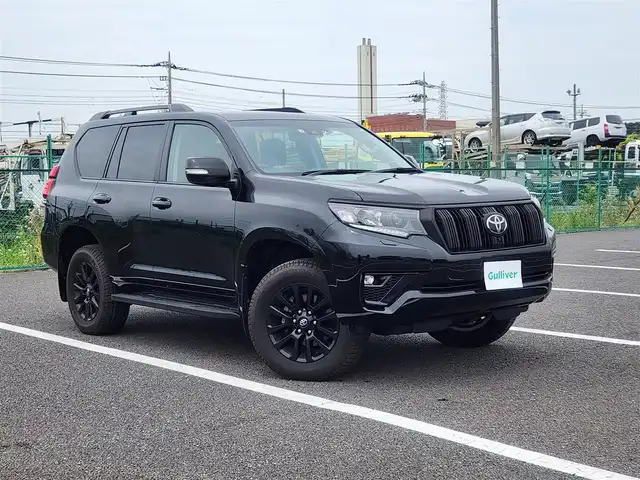 トヨタ ランドクルーザー プラド TX Lパッケージ マットブラED 群馬県 2022(令4)年 3.2万km アティチュードブラックマイカ 〇純正9インチディスプレイオーディオ/〇ナビキッド/〇バックカメラ/〇パノラマモニター/〇ビルトインETC2.0/〇7人乗り/〇ムーンルーフ/〇セーフティセンス/・レーダークルーズコントロール/・プリクラッシュセーフティー/・レーンディパーチャーアラート/・オートマチックハイビーム/・ロードサインアシスト/〇先行車発進告知機能/〇パーキングサポートブレーキ/〇トラクションコントロール/〇ヒルスタートアシストコントロール/〇LEDヘッドランプ/〇オートライト/〇フォグランプ/〇純正18インチアルミ/〇革巻きステアリング/〇左右独立温度調整機能付オートエアコン/〇革シート/〇快適温熱シート/〇パワーシート/〇スマートエントリー/〇禁煙車