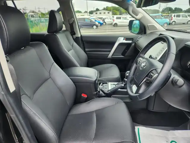 トヨタ ランドクルーザー プラド TX Lパッケージ マットブラED 群馬県 2022(令4)年 3.2万km アティチュードブラックマイカ 〇純正9インチディスプレイオーディオ/〇ナビキッド/〇バックカメラ/〇パノラマモニター/〇ビルトインETC2.0/〇7人乗り/〇ムーンルーフ/〇セーフティセンス/・レーダークルーズコントロール/・プリクラッシュセーフティー/・レーンディパーチャーアラート/・オートマチックハイビーム/・ロードサインアシスト/〇先行車発進告知機能/〇パーキングサポートブレーキ/〇トラクションコントロール/〇ヒルスタートアシストコントロール/〇LEDヘッドランプ/〇オートライト/〇フォグランプ/〇純正18インチアルミ/〇革巻きステアリング/〇左右独立温度調整機能付オートエアコン/〇革シート/〇快適温熱シート/〇パワーシート/〇スマートエントリー/〇禁煙車