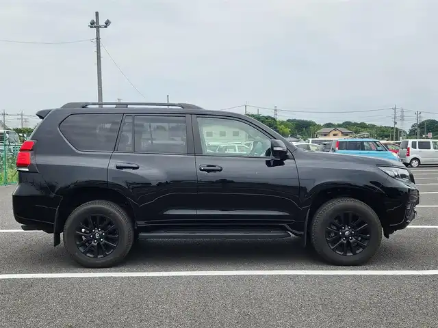 トヨタ ランドクルーザー プラド TX Lパッケージ マットブラED 群馬県 2022(令4)年 3.2万km アティチュードブラックマイカ 〇純正9インチディスプレイオーディオ/〇ナビキッド/〇バックカメラ/〇パノラマモニター/〇ビルトインETC2.0/〇7人乗り/〇ムーンルーフ/〇セーフティセンス/・レーダークルーズコントロール/・プリクラッシュセーフティー/・レーンディパーチャーアラート/・オートマチックハイビーム/・ロードサインアシスト/〇先行車発進告知機能/〇パーキングサポートブレーキ/〇トラクションコントロール/〇ヒルスタートアシストコントロール/〇LEDヘッドランプ/〇オートライト/〇フォグランプ/〇純正18インチアルミ/〇革巻きステアリング/〇左右独立温度調整機能付オートエアコン/〇革シート/〇快適温熱シート/〇パワーシート/〇スマートエントリー/〇禁煙車
