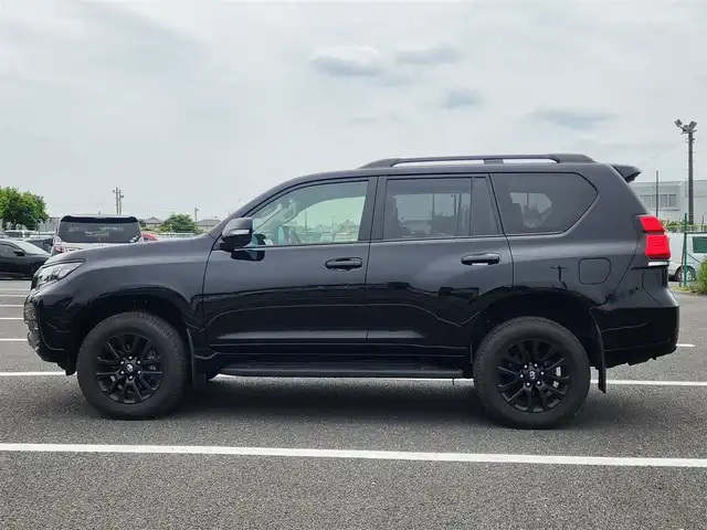トヨタ ランドクルーザー プラド TX Lパッケージ マットブラED 群馬県 2022(令4)年 3.2万km アティチュードブラックマイカ 〇純正9インチディスプレイオーディオ/〇ナビキッド/〇バックカメラ/〇パノラマモニター/〇ビルトインETC2.0/〇7人乗り/〇ムーンルーフ/〇セーフティセンス/・レーダークルーズコントロール/・プリクラッシュセーフティー/・レーンディパーチャーアラート/・オートマチックハイビーム/・ロードサインアシスト/〇先行車発進告知機能/〇パーキングサポートブレーキ/〇トラクションコントロール/〇ヒルスタートアシストコントロール/〇LEDヘッドランプ/〇オートライト/〇フォグランプ/〇純正18インチアルミ/〇革巻きステアリング/〇左右独立温度調整機能付オートエアコン/〇革シート/〇快適温熱シート/〇パワーシート/〇スマートエントリー/〇禁煙車