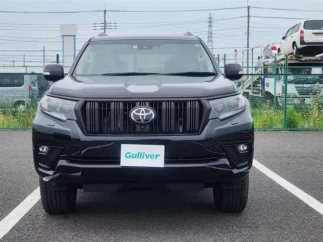 トヨタ ランドクルーザー プラド TX Lパッケージ マットブラED 群馬県 2022(令4)年 3.2万km アティチュードブラックマイカ 〇純正9インチディスプレイオーディオ/〇ナビキッド/〇バックカメラ/〇パノラマモニター/〇ビルトインETC2.0/〇7人乗り/〇ムーンルーフ/〇セーフティセンス/・レーダークルーズコントロール/・プリクラッシュセーフティー/・レーンディパーチャーアラート/・オートマチックハイビーム/・ロードサインアシスト/〇先行車発進告知機能/〇パーキングサポートブレーキ/〇トラクションコントロール/〇ヒルスタートアシストコントロール/〇LEDヘッドランプ/〇オートライト/〇フォグランプ/〇純正18インチアルミ/〇革巻きステアリング/〇左右独立温度調整機能付オートエアコン/〇革シート/〇快適温熱シート/〇パワーシート/〇スマートエントリー/〇禁煙車
