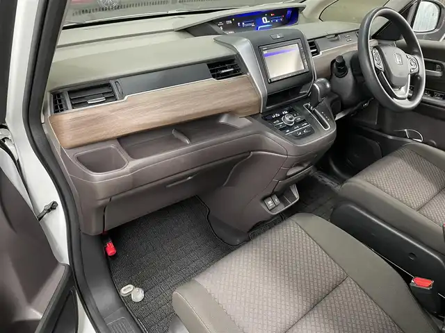 ホンダ フリード G ホンダセンシング 滋賀県 2020(令2)年 5.2万km プラチナホワイトパール 純正ナビ/（CD/BT/USB/SD）/ホンダセンシング/・衝突軽減ブレーキ/・路外逸脱抑制機能/・アダプティブクルーズコントロール/バックカメラ/ビルトインETC/前席シートヒーター/両側パワースライドドア/パーキングセンサー/ステアリングスイッチ/LEDヘッドライト/純正フロアマット