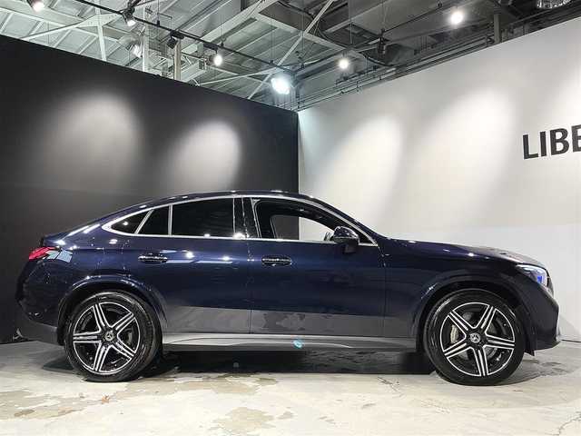 メルセデス・ベンツ Ｍ・ベンツ ＧＬＣ２２０ d 4マチック クーペ 道央・札幌 2023(令5)年 2.4万km 青 AMGラインパッケージ/・レザーARTICO/DINAMICAシート/・AIR BODY CONTROLサスペンション/・アダプティブハイビームアシストプラス/・マルチビームLEDヘッドライト/・AMGラインエクステリア/・AMGラインインテリア/・ブラックアッシュウッドインテリアトリム/・本革巻スポーツステアリング/・19インチAMG5ツインスポークAW/レーダーセーフティパッケージ/・アクティブディスタンスアシストディストロニック/・アクティブステアリングアシスト/・PRE-SAFE/アクティブパーキングアシスト/トラフィックサインアシスト/360°カメラシステム/アンビエントライト/メモリー付パワーシート(D/N)/電動ランバーサポート(D/N)/シートヒーター(全席)/ヘッドアップディスプレイ/EASY-PACK自動開閉テールゲート/フットトランクオープナー/デジタルコックピットディスプレイ/10.25インチメディアディスプレイ/フルセグTVチューナー/AppleCarPlay/AndroidAuto/Burmesterサラウンド/ワイヤレスチャージング/純正ドライブレコーダー