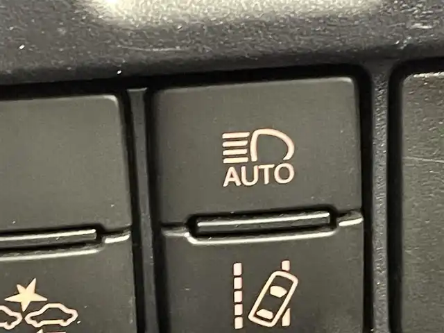 トヨタ ノア ハイブリッド X 群馬県 2020(令2)年 3.5万km ホワイトパールクリスタルシャイン 純正９型ナビ　純正１２．１型フリップダウンモニター　両側パワースライドドア　クルーズコントロール　レーンアシスト　衝突軽減システム　オートマチックハイビーム　横滑り防止　ステアリングスイッチ　禁煙車