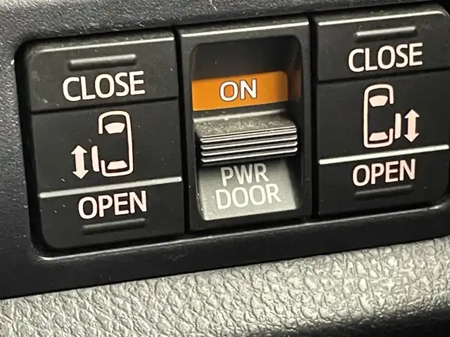 トヨタ ノア ハイブリッド X 群馬県 2020(令2)年 3.5万km ホワイトパールクリスタルシャイン 純正９型ナビ　純正１２．１型フリップダウンモニター　両側パワースライドドア　クルーズコントロール　レーンアシスト　衝突軽減システム　オートマチックハイビーム　横滑り防止　ステアリングスイッチ　禁煙車