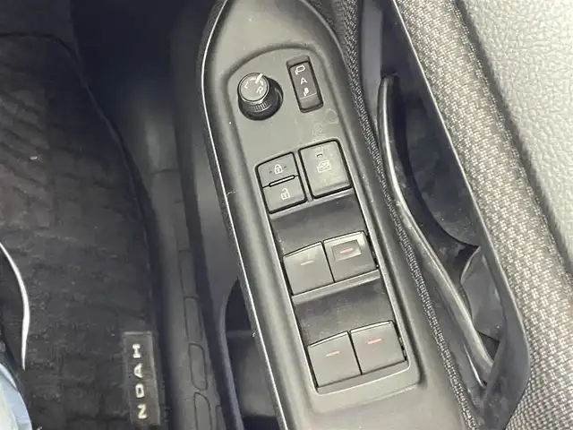 トヨタ ノア ハイブリッド X 群馬県 2020(令2)年 3.5万km ホワイトパールクリスタルシャイン 純正９型ナビ　純正１２．１型フリップダウンモニター　両側パワースライドドア　クルーズコントロール　レーンアシスト　衝突軽減システム　オートマチックハイビーム　横滑り防止　ステアリングスイッチ　禁煙車