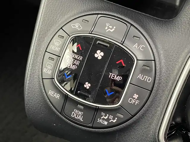 トヨタ ノア ハイブリッド X 群馬県 2020(令2)年 3.5万km ホワイトパールクリスタルシャイン 純正９型ナビ　純正１２．１型フリップダウンモニター　両側パワースライドドア　クルーズコントロール　レーンアシスト　衝突軽減システム　オートマチックハイビーム　横滑り防止　ステアリングスイッチ　禁煙車