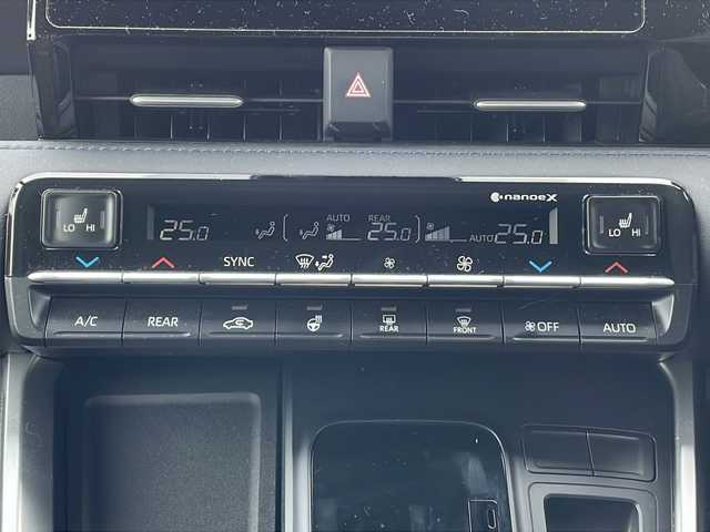 トヨタ ヴォクシー S－Z 道北・旭川 2025(令7)年 0.4万km アティチュードブラックマイカ /ワンオーナー//４ＷＤ//禁煙車//寒冷地仕様//純正１０．５インチディスプレイオーディオ//ＣＤ・ＤＶＤ・ＵＳＢ・ＨＤＭＩ・ＢＴ//バックカメラ　//パワーバックドア　//両側パワースライドドア//両側ハンズフリードア//ハーフレザーシート//１・２列目シートヒーター//ステアリングヒーター//ブレーキホールド//トヨタセーフティセンス//レーダークルーズコントロール//プロアクティブドライビングアシスト//駐車支援システム//パーキングサポートブレーキ//ロードサインアシスト//先行車発進お知らせ//プリクラッシュセーフティ//クリアランスソナー//オートマチックハイビーム//レーンデパーチャーアラート//ＬＥＤヘッドライト・オートライト//リアサンシェード//オートリトラクトミラー//社外前後ドライブレコーダー//社外１６インチアルミ冬タイヤ//純正１６インチアルミ夏積込み（５分山）//純正ビルトインＥＴＣ２．０//保証書・取説//スペアキー×１