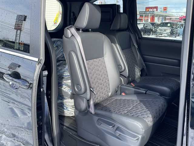 トヨタ ヴォクシー S－Z 道北・旭川 2025(令7)年 0.4万km アティチュードブラックマイカ /ワンオーナー//４ＷＤ//禁煙車//寒冷地仕様//純正１０．５インチディスプレイオーディオ//ＣＤ・ＤＶＤ・ＵＳＢ・ＨＤＭＩ・ＢＴ//バックカメラ　//パワーバックドア　//両側パワースライドドア//両側ハンズフリードア//ハーフレザーシート//１・２列目シートヒーター//ステアリングヒーター//ブレーキホールド//トヨタセーフティセンス//レーダークルーズコントロール//プロアクティブドライビングアシスト//駐車支援システム//パーキングサポートブレーキ//ロードサインアシスト//先行車発進お知らせ//プリクラッシュセーフティ//クリアランスソナー//オートマチックハイビーム//レーンデパーチャーアラート//ＬＥＤヘッドライト・オートライト//リアサンシェード//オートリトラクトミラー//社外前後ドライブレコーダー//社外１６インチアルミ冬タイヤ//純正１６インチアルミ夏積込み（５分山）//純正ビルトインＥＴＣ２．０//保証書・取説//スペアキー×１