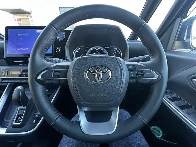 トヨタ ヴォクシー ハイブリッド S－Z 東京都 2023(令5)年 2.8万km 黒 ナビゲーション　/フルセグテレビ　/ＣＤ＆ＤＶＤ　/ブルートゥース　/ＵＳＢ接続　/全方位カメラ　/ハーフレザーシート/シートヒーター/コーナーセンサー/ドライブレコーダー/衝突軽減ブレーキ　/車線逸脱警報　/アダプティブクルーズ　/両側パワースライドドア　/保証書　/取扱説明書　/整備手帳