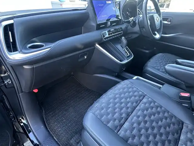 トヨタ ヴォクシー ハイブリッド S－Z 東京都 2023(令5)年 2.8万km 黒 ナビゲーション　/フルセグテレビ　/ＣＤ＆ＤＶＤ　/ブルートゥース　/ＵＳＢ接続　/全方位カメラ　/ハーフレザーシート/シートヒーター/コーナーセンサー/ドライブレコーダー/衝突軽減ブレーキ　/車線逸脱警報　/アダプティブクルーズ　/両側パワースライドドア　/保証書　/取扱説明書　/整備手帳