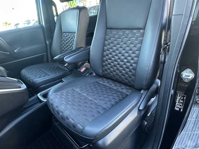 トヨタ ヴォクシー ハイブリッド S－Z 東京都 2023(令5)年 2.8万km 黒 ナビゲーション　/フルセグテレビ　/ＣＤ＆ＤＶＤ　/ブルートゥース　/ＵＳＢ接続　/全方位カメラ　/ハーフレザーシート/シートヒーター/コーナーセンサー/ドライブレコーダー/衝突軽減ブレーキ　/車線逸脱警報　/アダプティブクルーズ　/両側パワースライドドア　/保証書　/取扱説明書　/整備手帳