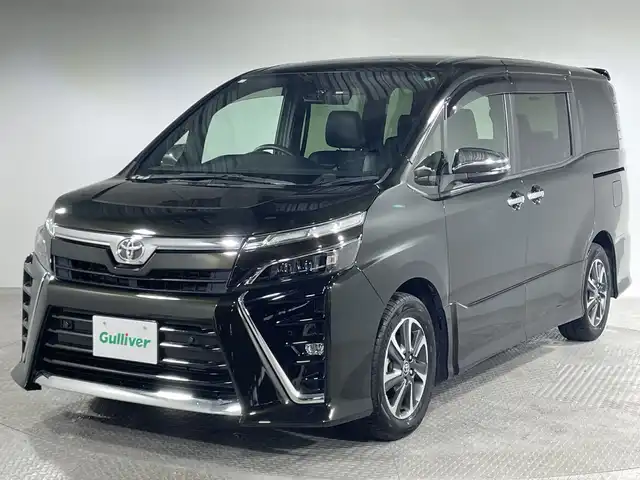 トヨタ ヴォクシー ZS 煌Ⅲ 神奈川県 2021(令3)年 4.7万km イナズマスパーキングブラックガラスフレーク 社外9型メモリーナビゲーション【X9NX】/社外後席モニター/フルセグ　CD DVD　USB　Bluetooth　SD　AM FM HDMI/バックカメラ/両側電動スライドドア【サンシェード】/クルーズコントロール/プリクラッシュセーフティ/レーンディバーチャーアラート/オートハイビーム/パーキングサポートブレーキ/先行車発進告知/前後クリアランスソナー/アイドリングストップ/ナビ連動前後ドライブレコーダー/ハーフレザーシート/革巻きステアリング/ECO/プッシュスタート/ビルトインETC/スマートキー/2眼LEDヘッドランプ/オートライト/フロントフォグランプ/純正サイドシル・リアスポイラー/純正16インチアルミホイール/電格ウインカーミラー/