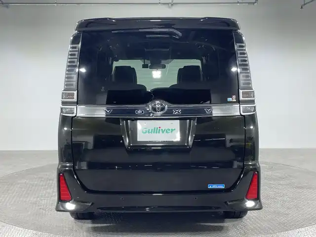 トヨタ ヴォクシー ZS 煌Ⅲ 神奈川県 2021(令3)年 4.7万km イナズマスパーキングブラックガラスフレーク 社外9型メモリーナビゲーション【X9NX】/社外後席モニター/フルセグ　CD DVD　USB　Bluetooth　SD　AM FM HDMI/バックカメラ/両側電動スライドドア【サンシェード】/クルーズコントロール/プリクラッシュセーフティ/レーンディバーチャーアラート/オートハイビーム/パーキングサポートブレーキ/先行車発進告知/前後クリアランスソナー/アイドリングストップ/ナビ連動前後ドライブレコーダー/ハーフレザーシート/革巻きステアリング/ECO/プッシュスタート/ビルトインETC/スマートキー/2眼LEDヘッドランプ/オートライト/フロントフォグランプ/純正サイドシル・リアスポイラー/純正16インチアルミホイール/電格ウインカーミラー/