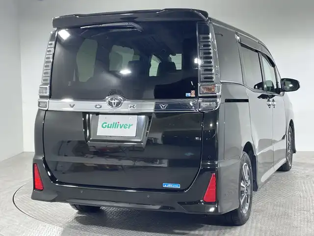 トヨタ ヴォクシー ZS 煌Ⅲ 神奈川県 2021(令3)年 4.7万km イナズマスパーキングブラックガラスフレーク 社外9型メモリーナビゲーション【X9NX】/社外後席モニター/フルセグ　CD DVD　USB　Bluetooth　SD　AM FM HDMI/バックカメラ/両側電動スライドドア【サンシェード】/クルーズコントロール/プリクラッシュセーフティ/レーンディバーチャーアラート/オートハイビーム/パーキングサポートブレーキ/先行車発進告知/前後クリアランスソナー/アイドリングストップ/ナビ連動前後ドライブレコーダー/ハーフレザーシート/革巻きステアリング/ECO/プッシュスタート/ビルトインETC/スマートキー/2眼LEDヘッドランプ/オートライト/フロントフォグランプ/純正サイドシル・リアスポイラー/純正16インチアルミホイール/電格ウインカーミラー/