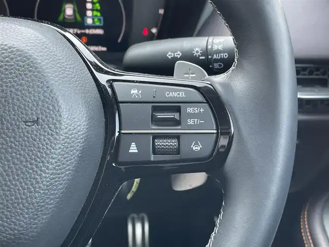 ホンダ ＺＲ－Ｖ ハイブリッド e:HEV Z 東京都 2024(令6)年 1.8万km プラチナホワイトパール 純正９型ワイドディスプレィオーディオナビ/・BluetoothAudio　/・AppleCarPlay＆AndroidoAuto/・AM/FM/フルセグ/BOSEサウンドシステム /アラウンドビューモニター /全席レザーシート/・前席シートヒーター /・Dメモリパワーシート/・前席パワーシート/ブラインドスポットモニター /前後ドライブレコーダー /おくだけ充電 /ステアリングヒーター/LEDヘッドランプ/ホンダセンシング/（予防運転支援システム）/・衝突軽減ブレーキ/・後方誤発進抑制機能/・歩行者事故低減ステアリング/・追従機能付きクルーズコントロール/・車線維持支援システム/・標識認識機能/・後退時出庫サポート/・パーキングセンサーシステム/プッシュエンジンスタート/純正フロアマット/スマートキー/保証書＆取説