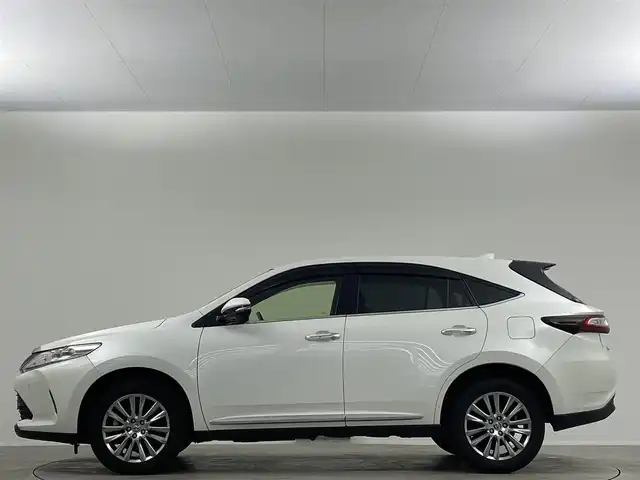 トヨタ ハリアー プレミアム 埼玉県 2020(令2)年 3.4万km ホワイトパールクリスタルシャイン 純正9型ナビ　バックカメラ　ハーフレザー　追従走行　ＭＴモード付　フルセグＴＶ　ＥＴＣ　純正フロアマット　パワーシート　衝突被害軽減　電動リアゲート　スマートキー　アイドリングストップ　
