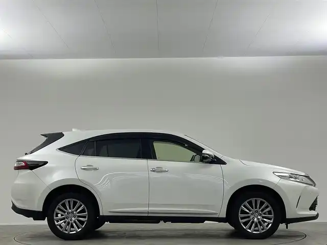 トヨタ ハリアー プレミアム 埼玉県 2020(令2)年 3.4万km ホワイトパールクリスタルシャイン 純正9型ナビ　バックカメラ　ハーフレザー　追従走行　ＭＴモード付　フルセグＴＶ　ＥＴＣ　純正フロアマット　パワーシート　衝突被害軽減　電動リアゲート　スマートキー　アイドリングストップ　