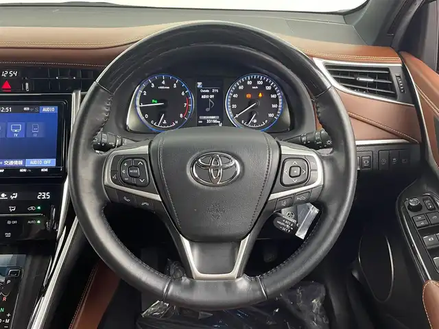 トヨタ ハリアー プレミアム 埼玉県 2020(令2)年 3.4万km ホワイトパールクリスタルシャイン 純正9型ナビ　バックカメラ　ハーフレザー　追従走行　ＭＴモード付　フルセグＴＶ　ＥＴＣ　純正フロアマット　パワーシート　衝突被害軽減　電動リアゲート　スマートキー　アイドリングストップ　