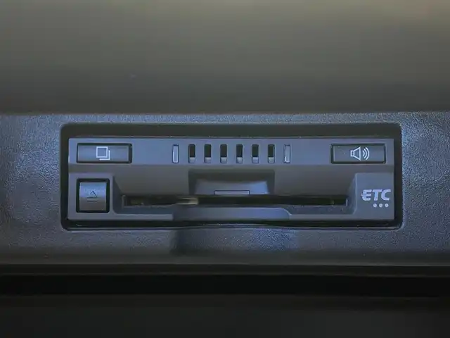 トヨタ ハリアー プレミアム 埼玉県 2020(令2)年 3.4万km ホワイトパールクリスタルシャイン 純正9型ナビ　バックカメラ　ハーフレザー　追従走行　ＭＴモード付　フルセグＴＶ　ＥＴＣ　純正フロアマット　パワーシート　衝突被害軽減　電動リアゲート　スマートキー　アイドリングストップ　