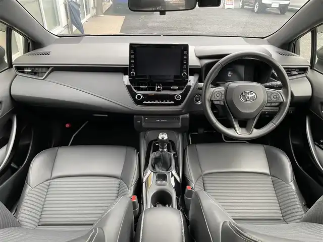 トヨタ カローラツーリング ダブルバイビー 東京都 2021(令3)年 1.8万km ブラックマイカ TRDフルエアロ/TRDドアハンドルプロテクター/モデリスタスカッフプレート/純正9インチディスプレイオーディオナビ/　DVD/CD/Bluetooth/バックカメラ/プリクラッシュセーフティ/レーンディパーチャーアラート/レーダークルーズコントロール/オートマチックハイビーム/クリアランスソナー/LEDヘッドライト/LEDデイライト/純正17インチアルミホイール/ハーフレザーシート/前後ドライブレコーダー/ビルトインETC/ステアリングスイッチ/革巻きステアリングホイール/電動オート格納ミラー/ウインカーミラー/プッシュスタート/スマートキー/スペアキー/ヘッドライトレベライザー/横すべり防止/保証書/取扱説明書