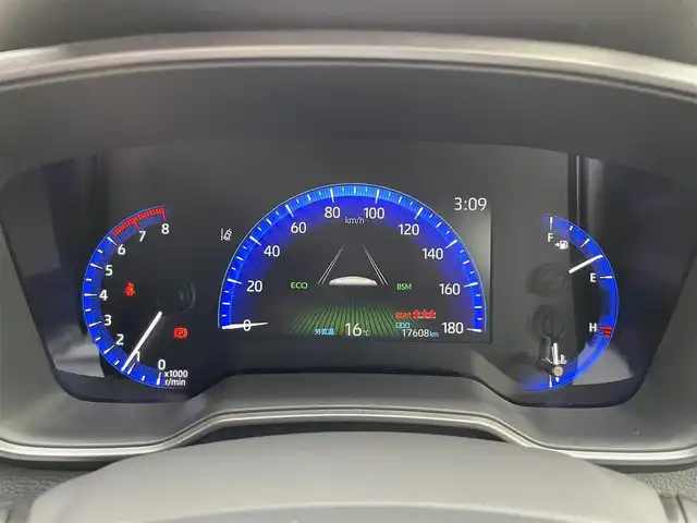 トヨタ カローラツーリング ダブルバイビー 東京都 2021(令3)年 1.8万km ブラックマイカ TRDフルエアロ/TRDドアハンドルプロテクター/モデリスタスカッフプレート/純正9インチディスプレイオーディオナビ/　DVD/CD/Bluetooth/バックカメラ/プリクラッシュセーフティ/レーンディパーチャーアラート/レーダークルーズコントロール/オートマチックハイビーム/クリアランスソナー/LEDヘッドライト/LEDデイライト/純正17インチアルミホイール/ハーフレザーシート/前後ドライブレコーダー/ビルトインETC/ステアリングスイッチ/革巻きステアリングホイール/電動オート格納ミラー/ウインカーミラー/プッシュスタート/スマートキー/スペアキー/ヘッドライトレベライザー/横すべり防止/保証書/取扱説明書