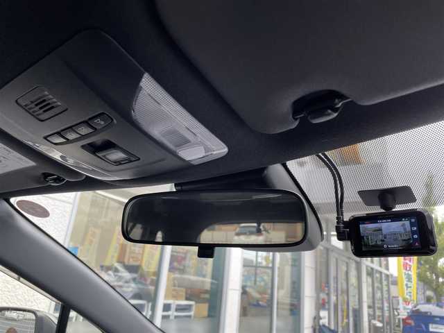 トヨタ カローラツーリング ダブルバイビー 東京都 2021(令3)年 1.8万km ブラックマイカ TRDフルエアロ/TRDドアハンドルプロテクター/モデリスタスカッフプレート/純正9インチディスプレイオーディオナビ/　DVD/CD/Bluetooth/バックカメラ/プリクラッシュセーフティ/レーンディパーチャーアラート/レーダークルーズコントロール/オートマチックハイビーム/クリアランスソナー/LEDヘッドライト/LEDデイライト/純正17インチアルミホイール/ハーフレザーシート/前後ドライブレコーダー/ビルトインETC/ステアリングスイッチ/革巻きステアリングホイール/電動オート格納ミラー/ウインカーミラー/プッシュスタート/スマートキー/スペアキー/ヘッドライトレベライザー/横すべり防止/保証書/取扱説明書