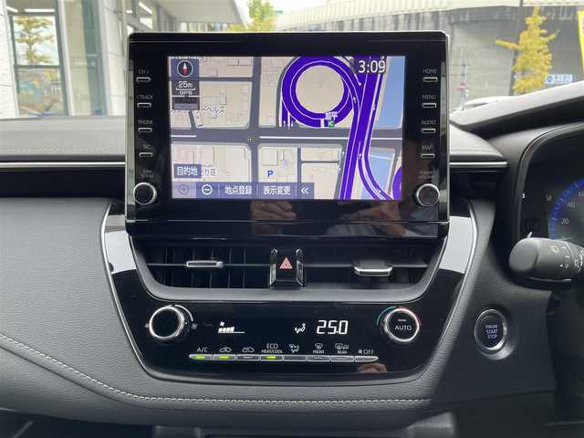 トヨタ カローラツーリング ダブルバイビー 東京都 2021(令3)年 1.8万km ブラックマイカ TRDフルエアロ/TRDドアハンドルプロテクター/モデリスタスカッフプレート/純正9インチディスプレイオーディオナビ/　DVD/CD/Bluetooth/バックカメラ/プリクラッシュセーフティ/レーンディパーチャーアラート/レーダークルーズコントロール/オートマチックハイビーム/クリアランスソナー/LEDヘッドライト/LEDデイライト/純正17インチアルミホイール/ハーフレザーシート/前後ドライブレコーダー/ビルトインETC/ステアリングスイッチ/革巻きステアリングホイール/電動オート格納ミラー/ウインカーミラー/プッシュスタート/スマートキー/スペアキー/ヘッドライトレベライザー/横すべり防止/保証書/取扱説明書