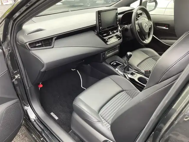 トヨタ カローラツーリング ダブルバイビー 東京都 2021(令3)年 1.8万km ブラックマイカ TRDフルエアロ/TRDドアハンドルプロテクター/モデリスタスカッフプレート/純正9インチディスプレイオーディオナビ/　DVD/CD/Bluetooth/バックカメラ/プリクラッシュセーフティ/レーンディパーチャーアラート/レーダークルーズコントロール/オートマチックハイビーム/クリアランスソナー/LEDヘッドライト/LEDデイライト/純正17インチアルミホイール/ハーフレザーシート/前後ドライブレコーダー/ビルトインETC/ステアリングスイッチ/革巻きステアリングホイール/電動オート格納ミラー/ウインカーミラー/プッシュスタート/スマートキー/スペアキー/ヘッドライトレベライザー/横すべり防止/保証書/取扱説明書