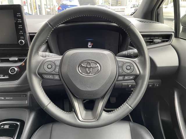 トヨタ カローラツーリング ダブルバイビー 東京都 2021(令3)年 1.8万km ブラックマイカ TRDフルエアロ/TRDドアハンドルプロテクター/モデリスタスカッフプレート/純正9インチディスプレイオーディオナビ/　DVD/CD/Bluetooth/バックカメラ/プリクラッシュセーフティ/レーンディパーチャーアラート/レーダークルーズコントロール/オートマチックハイビーム/クリアランスソナー/LEDヘッドライト/LEDデイライト/純正17インチアルミホイール/ハーフレザーシート/前後ドライブレコーダー/ビルトインETC/ステアリングスイッチ/革巻きステアリングホイール/電動オート格納ミラー/ウインカーミラー/プッシュスタート/スマートキー/スペアキー/ヘッドライトレベライザー/横すべり防止/保証書/取扱説明書