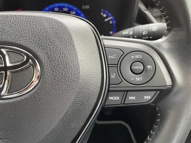 トヨタ カローラツーリング ダブルバイビー 東京都 2021(令3)年 1.8万km ブラックマイカ TRDフルエアロ/TRDドアハンドルプロテクター/モデリスタスカッフプレート/純正9インチディスプレイオーディオナビ/　DVD/CD/Bluetooth/バックカメラ/プリクラッシュセーフティ/レーンディパーチャーアラート/レーダークルーズコントロール/オートマチックハイビーム/クリアランスソナー/LEDヘッドライト/LEDデイライト/純正17インチアルミホイール/ハーフレザーシート/前後ドライブレコーダー/ビルトインETC/ステアリングスイッチ/革巻きステアリングホイール/電動オート格納ミラー/ウインカーミラー/プッシュスタート/スマートキー/スペアキー/ヘッドライトレベライザー/横すべり防止/保証書/取扱説明書