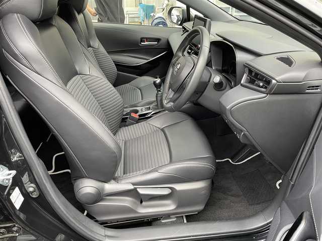 トヨタ カローラツーリング ダブルバイビー 東京都 2021(令3)年 1.8万km ブラックマイカ TRDフルエアロ/TRDドアハンドルプロテクター/モデリスタスカッフプレート/純正9インチディスプレイオーディオナビ/　DVD/CD/Bluetooth/バックカメラ/プリクラッシュセーフティ/レーンディパーチャーアラート/レーダークルーズコントロール/オートマチックハイビーム/クリアランスソナー/LEDヘッドライト/LEDデイライト/純正17インチアルミホイール/ハーフレザーシート/前後ドライブレコーダー/ビルトインETC/ステアリングスイッチ/革巻きステアリングホイール/電動オート格納ミラー/ウインカーミラー/プッシュスタート/スマートキー/スペアキー/ヘッドライトレベライザー/横すべり防止/保証書/取扱説明書