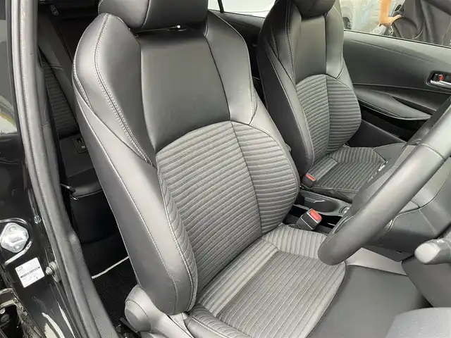 トヨタ カローラツーリング ダブルバイビー 東京都 2021(令3)年 1.8万km ブラックマイカ TRDフルエアロ/TRDドアハンドルプロテクター/モデリスタスカッフプレート/純正9インチディスプレイオーディオナビ/　DVD/CD/Bluetooth/バックカメラ/プリクラッシュセーフティ/レーンディパーチャーアラート/レーダークルーズコントロール/オートマチックハイビーム/クリアランスソナー/LEDヘッドライト/LEDデイライト/純正17インチアルミホイール/ハーフレザーシート/前後ドライブレコーダー/ビルトインETC/ステアリングスイッチ/革巻きステアリングホイール/電動オート格納ミラー/ウインカーミラー/プッシュスタート/スマートキー/スペアキー/ヘッドライトレベライザー/横すべり防止/保証書/取扱説明書