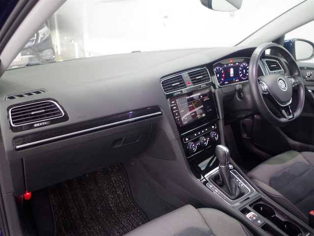 フォルクスワーゲン ゴルフ ヴァリアント TSIハイライン 兵庫県 2018(平30)年 4.4万km アトランティックブルーメタリック テクノロジーパッケージ/デジタルメーラークラスター/ダイナミックコーナリングライト/純正ナビ/バックカメラ/フルセグTV/ETC/ACC/LKA/BLIS/LEDヘッドライト/パドルシフト/ルーフレール/純正17インチAW/スマートキー