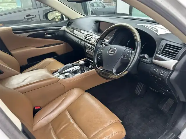 レクサス ＬＳ 460 バージョンC 和歌山県 2013(平25)年 13.2万km ホワイトパールクリスタルシャイン 純正メーカーナビ/フルセグ/バックカメラ/CD/BT/コーナーセンサー/ETC/ドラレコ/パワーシート/ポジションメモリー/エアシート/シートヒーター/クルーズコントロール/100V充電/純正AW/スマートキー/オートライト/ハンドルスイッチ/シーケンシャルドアミラー