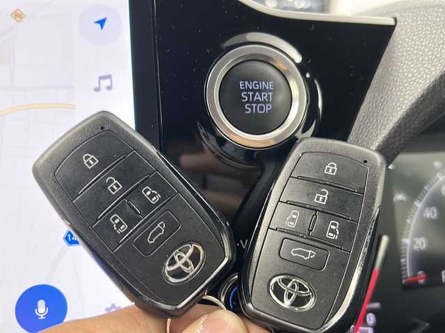 トヨタ ヴォクシー S－Z 三重県 2022(令4)年 2.1万km アティチュードブラックマイカ 禁煙車/純正ディスプレイオーディオ/・Bluetooth・フルセグ・CD/DVD・USB・HDMI/両側パワースライドドア/トヨタセーフティセンス/・プリクラッシュセーフティシステム/・レーンディパーチャーアラート/・レーダークルーズコントロール/・クリアランスソナー/・リアトラフィックアラート/・アドバンスドドライブ/・パーキングアシスト/.ブラインドスポットモニター/デジタルインナーミラー/ヘッドアップディスプレイ/アラウンドビューモニター/パワーバックドア/全席シートヒーター/ステアリングヒーター/スマートキー/プッシュスタート/スペアキー/純正フロアマット/純正１７インチアルミホイール/ビルドインETC2.0