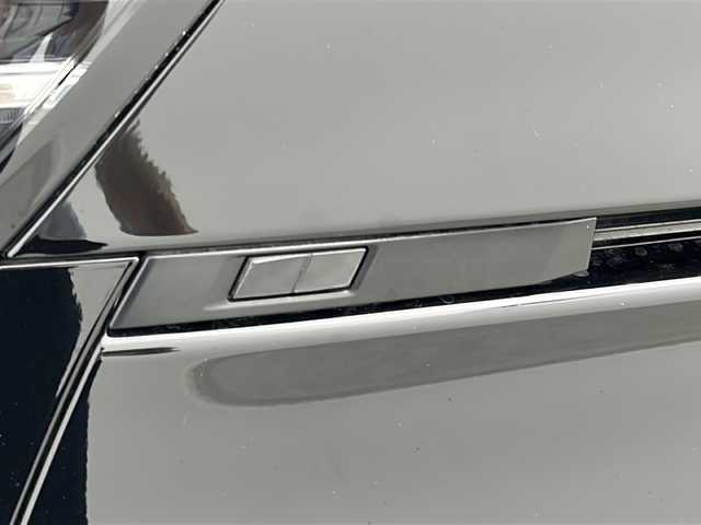 トヨタ ヴォクシー S－Z 三重県 2022(令4)年 2.1万km アティチュードブラックマイカ 禁煙車/純正ディスプレイオーディオ/・Bluetooth・フルセグ・CD/DVD・USB・HDMI/両側パワースライドドア/トヨタセーフティセンス/・プリクラッシュセーフティシステム/・レーンディパーチャーアラート/・レーダークルーズコントロール/・クリアランスソナー/・リアトラフィックアラート/・アドバンスドドライブ/・パーキングアシスト/.ブラインドスポットモニター/デジタルインナーミラー/ヘッドアップディスプレイ/アラウンドビューモニター/パワーバックドア/全席シートヒーター/ステアリングヒーター/スマートキー/プッシュスタート/スペアキー/純正フロアマット/純正１７インチアルミホイール/ビルドインETC2.0