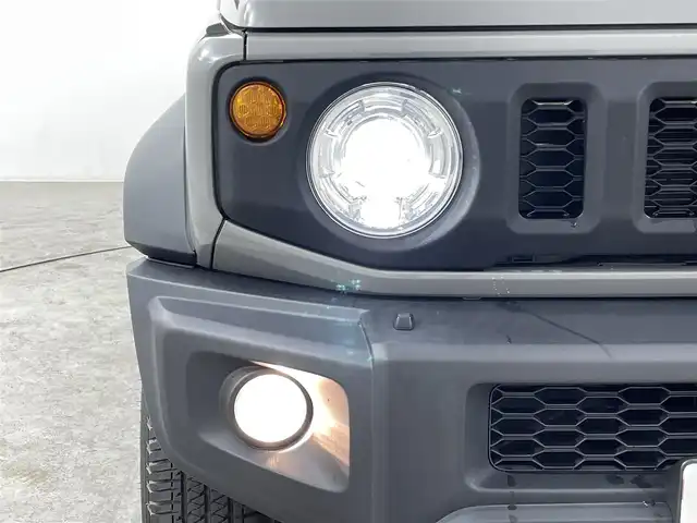 スズキ ジムニー シエラ JC 福島県 2021(令3)年 2.3万km ミディアムグレー 純正ディスプレイオーディオ/型式：PVH-9300DVSZS/【AM/FM/CD/DVD/USB/Bluetooth/AppleCarPlay/AndroidAuto】/・純正ETC/衝突軽減ブレーキ/車線逸脱警報装置/クルーズコントロール/オートマチックハイビーム/ダウンヒルアシスト/4WD/ヘッドライトウォッシャー/ステアリングスイッチ/運転席＋助手席シートヒーター/背面タイヤ/(195/80/R15) 山10mm/LEDヘッドライト/・オートライト/・フロントフォグライト/マッドフラップ/純正15インチアルミホイール/電動格納ウィンカーミラー/・オートミラー/盗難防止装置/プッシュスタート/・スマートキー/・スペアキー/取扱説明書/・保証書