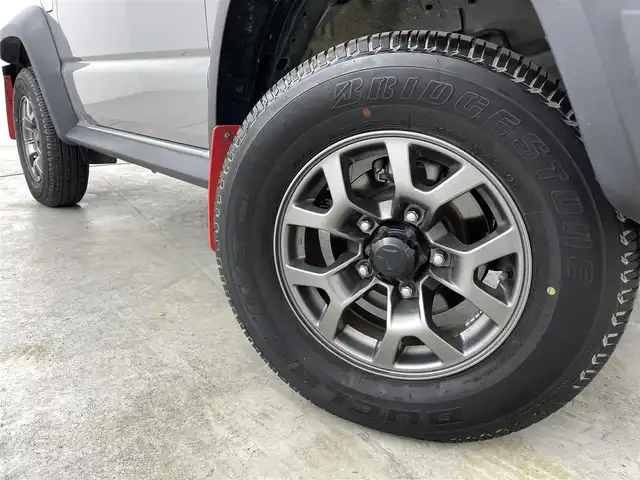 スズキ ジムニー シエラ JC 福島県 2021(令3)年 2.3万km ミディアムグレー 純正ディスプレイオーディオ/型式：PVH-9300DVSZS/【AM/FM/CD/DVD/USB/Bluetooth/AppleCarPlay/AndroidAuto】/・純正ETC/衝突軽減ブレーキ/車線逸脱警報装置/クルーズコントロール/オートマチックハイビーム/ダウンヒルアシスト/4WD/ヘッドライトウォッシャー/ステアリングスイッチ/運転席＋助手席シートヒーター/背面タイヤ/(195/80/R15) 山10mm/LEDヘッドライト/・オートライト/・フロントフォグライト/マッドフラップ/純正15インチアルミホイール/電動格納ウィンカーミラー/・オートミラー/盗難防止装置/プッシュスタート/・スマートキー/・スペアキー/取扱説明書/・保証書