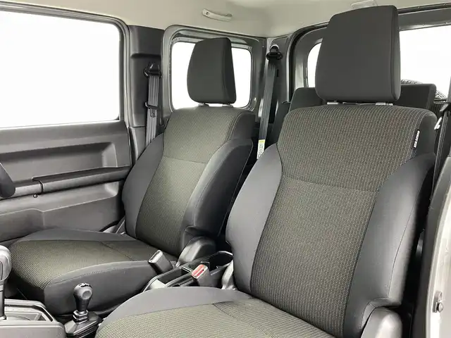 スズキ ジムニー シエラ JC 福島県 2021(令3)年 2.3万km ミディアムグレー 純正ディスプレイオーディオ/型式：PVH-9300DVSZS/【AM/FM/CD/DVD/USB/Bluetooth/AppleCarPlay/AndroidAuto】/・純正ETC/衝突軽減ブレーキ/車線逸脱警報装置/クルーズコントロール/オートマチックハイビーム/ダウンヒルアシスト/4WD/ヘッドライトウォッシャー/ステアリングスイッチ/運転席＋助手席シートヒーター/背面タイヤ/(195/80/R15) 山10mm/LEDヘッドライト/・オートライト/・フロントフォグライト/マッドフラップ/純正15インチアルミホイール/電動格納ウィンカーミラー/・オートミラー/盗難防止装置/プッシュスタート/・スマートキー/・スペアキー/取扱説明書/・保証書