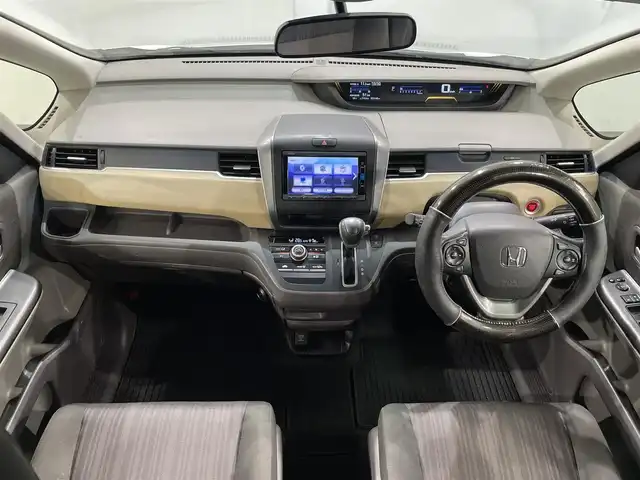 ホンダ フリード G ホンダセンシング 愛知県 2017(平29)年 7.7万km ホワイトオーキッドパール 純正ナビ【VXMー１７４VFi】/両側パワースライドドア/レーダークルーズコントロール/衝突軽減ブレーキ/車線逸脱警報/先行車発進告知/ビルトインＥＴＣ/アクセサリーソケット/ＥＣＯＮ/アイドリングストップ/ISOFIX/後席シェード/純正フロアマット