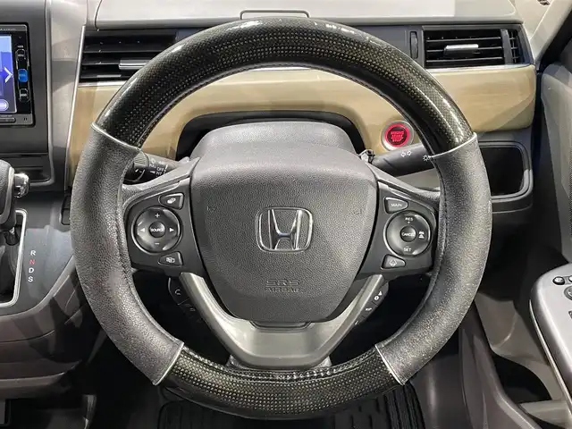 ホンダ フリード G ホンダセンシング 愛知県 2017(平29)年 7.7万km ホワイトオーキッドパール 純正ナビ【VXMー１７４VFi】/両側パワースライドドア/レーダークルーズコントロール/衝突軽減ブレーキ/車線逸脱警報/先行車発進告知/ビルトインＥＴＣ/アクセサリーソケット/ＥＣＯＮ/アイドリングストップ/ISOFIX/後席シェード/純正フロアマット