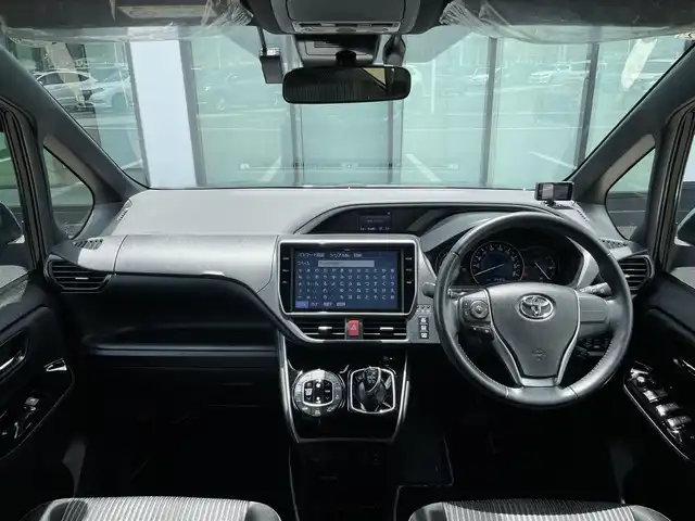 トヨタ ヴォクシー ハイブリッド ZS 煌Ⅱ 香川県 2019(平31)年 2.5万km イナズマスパーキングブラックガラスフレーク 登録時走行距離：24326km/バックカメラ/前方ドライブレコーダー/革巻きステアリング/ステアリングリモコン/クルーズコントロール/前席シートヒーター/ビルトインETC/LEDオートライト/オートハイビーム/電格ウィンカーミラー/両側パワースライド/USB充電/純正16インチアルミホイール/純正マット/スペアキー1本/後部座席サンシェイド/プリクラッシュセーフティー/パーキングサポートブレーキ/スペアキー1本
