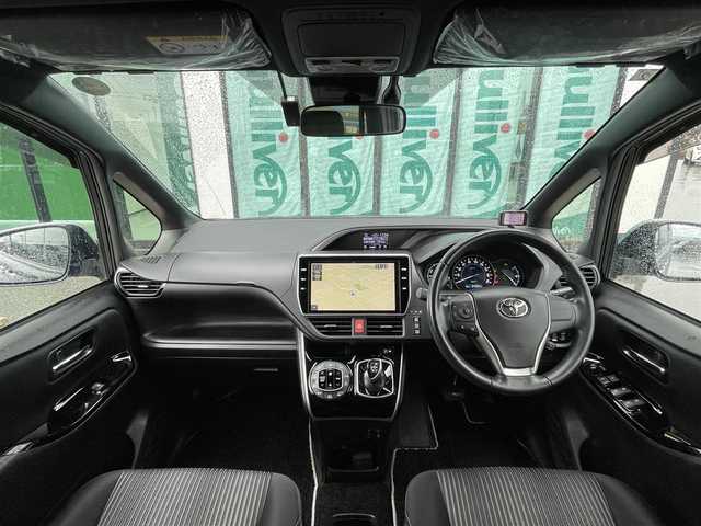 トヨタ ヴォクシー ハイブリッド ZS 煌Ⅱ 香川県 2019(平31)年 2.5万km イナズマスパーキングブラックガラスフレーク プリクラッシュセーフティー/パーキングサポートブレーキ/クリアランスソナー/レーンディパーチャーアラート/純正SDナビ（NSZN-Z68T)/・AM/FM/・CD/DVD/・SD/Bluetooth/・フルセグTV/バックカメラ/革巻きステアリング/ステアリングスイッチ/クルーズコントロール/前席シートヒーター/ビルトインETC/前方ドライブレコーダー/LEDヘッドライト/フォグランプ/オートヘッドライト/オートマチックハイビーム/両側電動スライドドア/USB充電/純正アルミホイール/純正フロアマット/スペアキー1本/リアロールサンシェイド
