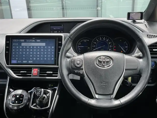 トヨタ ヴォクシー ハイブリッド ZS 煌Ⅱ 香川県 2019(平31)年 2.5万km イナズマスパーキングブラックガラスフレーク 登録時走行距離：24326km/バックカメラ/前方ドライブレコーダー/革巻きステアリング/ステアリングリモコン/クルーズコントロール/前席シートヒーター/ビルトインETC/LEDオートライト/オートハイビーム/電格ウィンカーミラー/両側パワースライド/USB充電/純正16インチアルミホイール/純正マット/スペアキー1本/後部座席サンシェイド/プリクラッシュセーフティー/パーキングサポートブレーキ/スペアキー1本