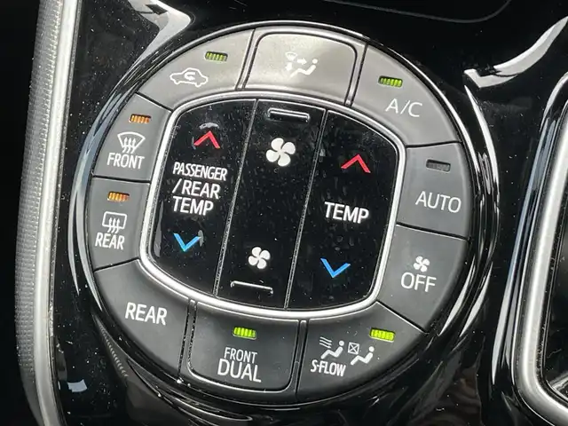 トヨタ ヴォクシー ハイブリッド ZS 煌Ⅱ 香川県 2019(平31)年 2.5万km イナズマスパーキングブラックガラスフレーク 登録時走行距離：24326km/バックカメラ/前方ドライブレコーダー/革巻きステアリング/ステアリングリモコン/クルーズコントロール/前席シートヒーター/ビルトインETC/LEDオートライト/オートハイビーム/電格ウィンカーミラー/両側パワースライド/USB充電/純正16インチアルミホイール/純正マット/スペアキー1本/後部座席サンシェイド/プリクラッシュセーフティー/パーキングサポートブレーキ/スペアキー1本