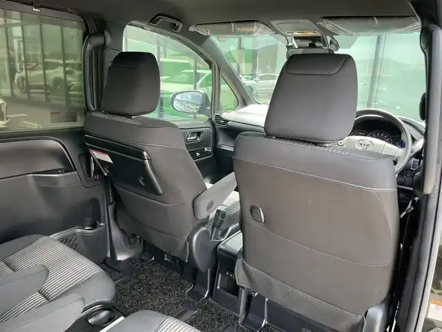 トヨタ ヴォクシー ハイブリッド ZS 煌Ⅱ 香川県 2019(平31)年 2.5万km イナズマスパーキングブラックガラスフレーク 登録時走行距離：24326km/バックカメラ/前方ドライブレコーダー/革巻きステアリング/ステアリングリモコン/クルーズコントロール/前席シートヒーター/ビルトインETC/LEDオートライト/オートハイビーム/電格ウィンカーミラー/両側パワースライド/USB充電/純正16インチアルミホイール/純正マット/スペアキー1本/後部座席サンシェイド/プリクラッシュセーフティー/パーキングサポートブレーキ/スペアキー1本