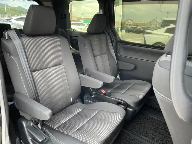 トヨタ ヴォクシー ハイブリッド ZS 煌Ⅱ 香川県 2019(平31)年 2.5万km イナズマスパーキングブラックガラスフレーク 登録時走行距離：24326km/バックカメラ/前方ドライブレコーダー/革巻きステアリング/ステアリングリモコン/クルーズコントロール/前席シートヒーター/ビルトインETC/LEDオートライト/オートハイビーム/電格ウィンカーミラー/両側パワースライド/USB充電/純正16インチアルミホイール/純正マット/スペアキー1本/後部座席サンシェイド/プリクラッシュセーフティー/パーキングサポートブレーキ/スペアキー1本
